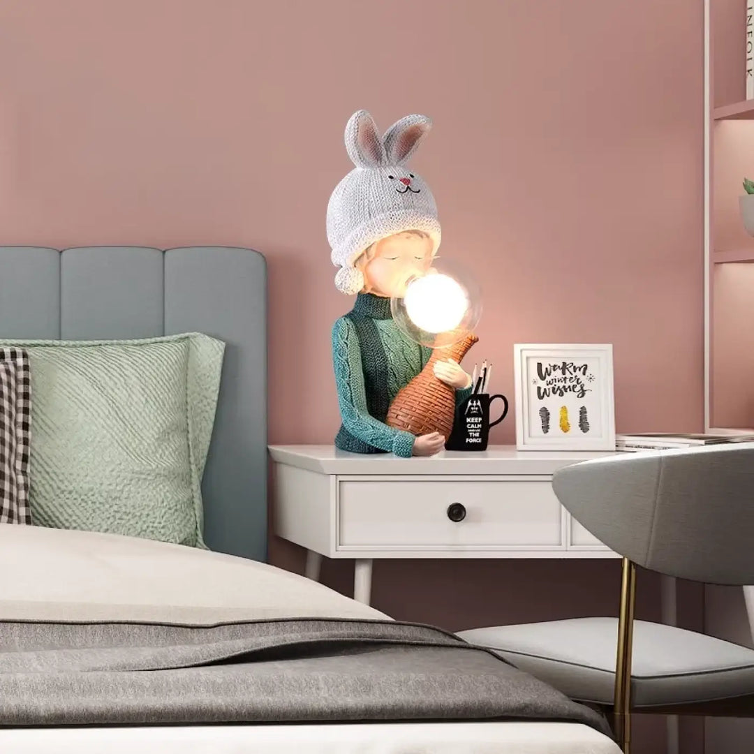 Lampe de chevet tiloux design avec bonnet lapin en tricot tenant un globe lumineux en panier tissé