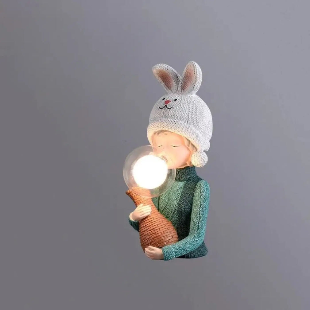 Lampe de chevet tiloux chevet design avec globe lumineux tenue par enfant en bonnet lapin et pull vert