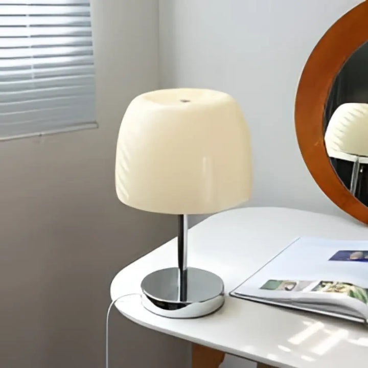 Lampe de chevet noria crème avec base et tige chrome lisse pour décoration intérieure chevet design élégant
