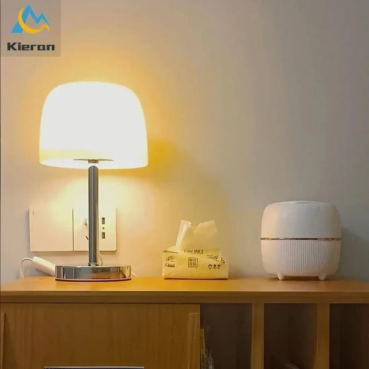 Lampe de chevet noria avec base et tige chrome poli et abat-jour blanc diffus pour décoration intérieure et chevet design