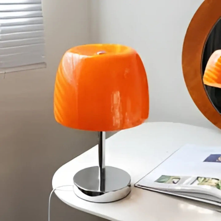 Lampe de chevet noria avec abat-jour en verre translucide orange et base chrome pour décoration intérieure design