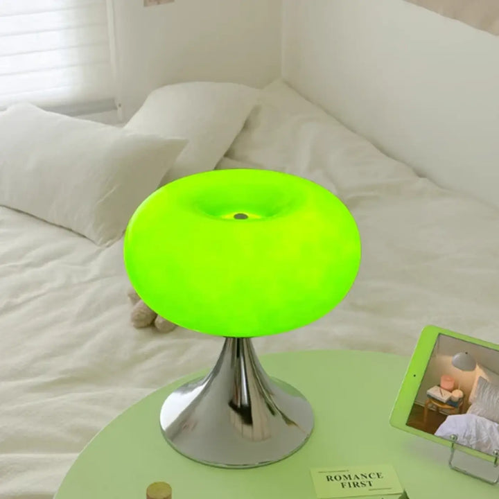 Lampe de chevet jupi en verre translucide vert neon avec socle chrome design vintage pour décoration intérieure signature visuelle