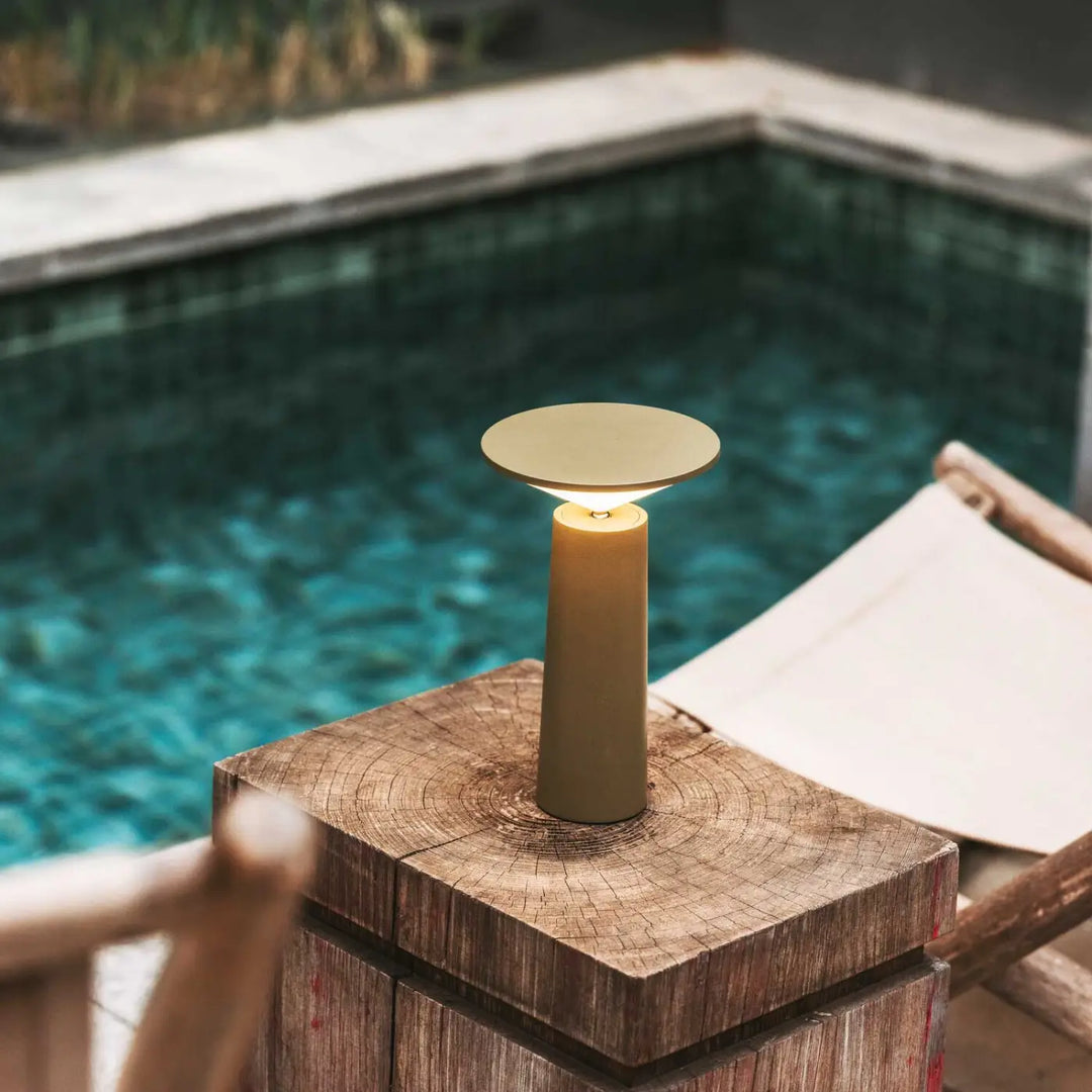 Lampe sans fil Cocktail verte à tête orientable dans un intérieur #couleur_vert