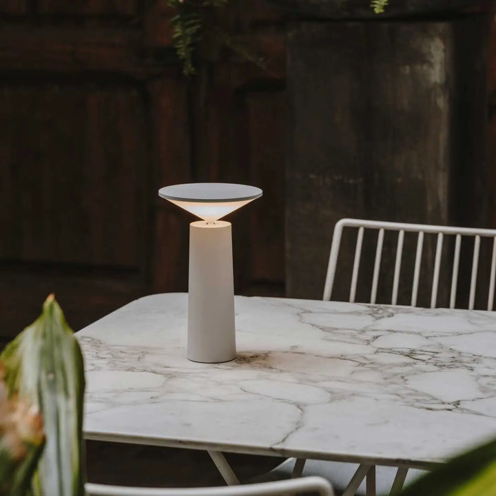 Lampe portable Cocktail blanche dans un intérieur #couleur_blanc