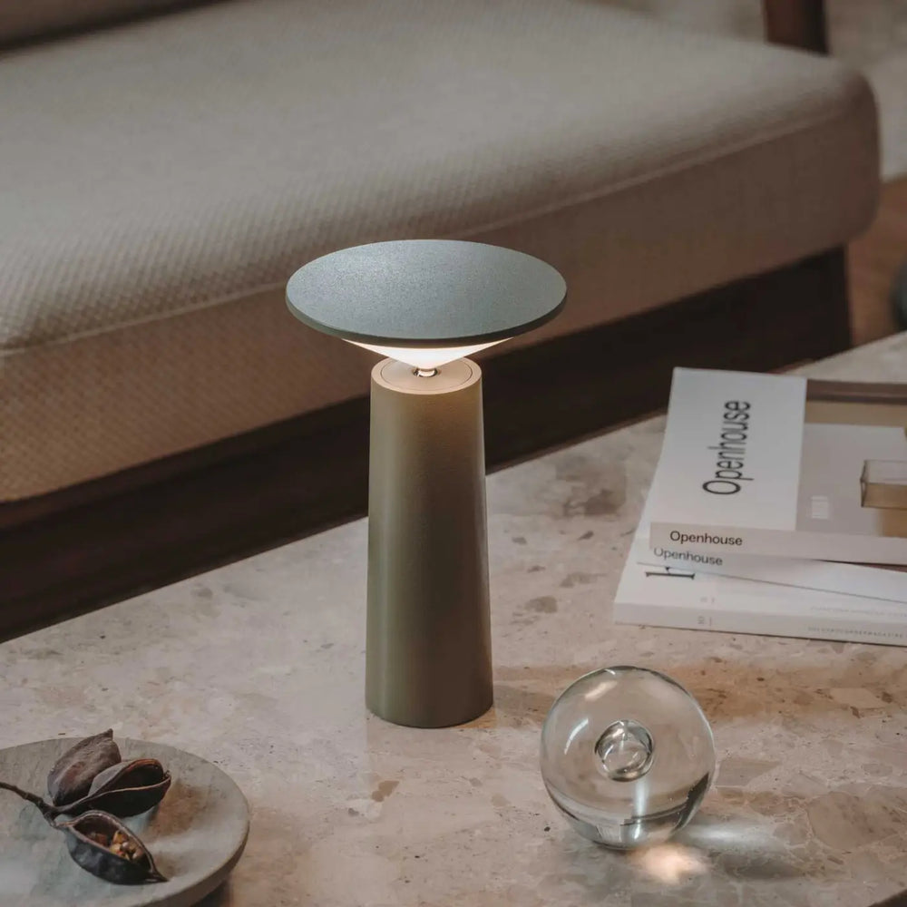 Lampe Cocktail verte posée dans un intérieur