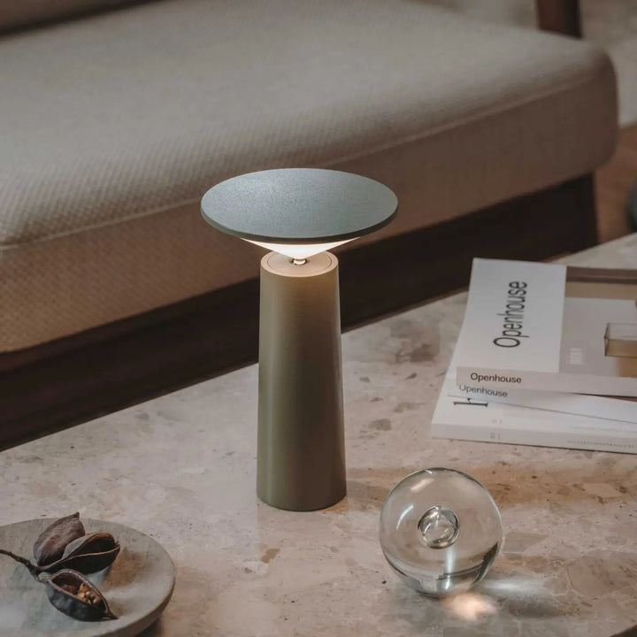 Lampe Cocktail verte posée dans un intérieur #couleur_vert