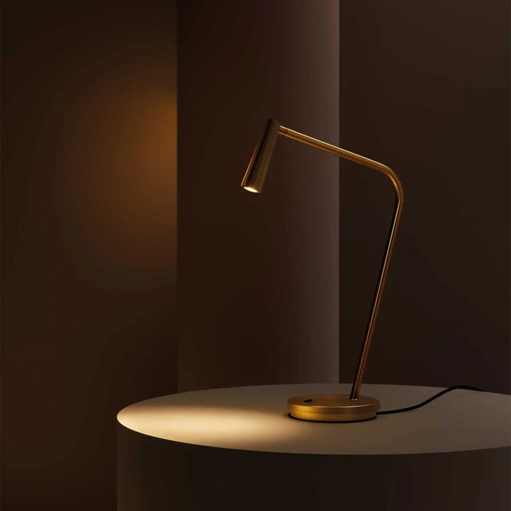 Lampe de chevet Gamma dorée dans un intérieur