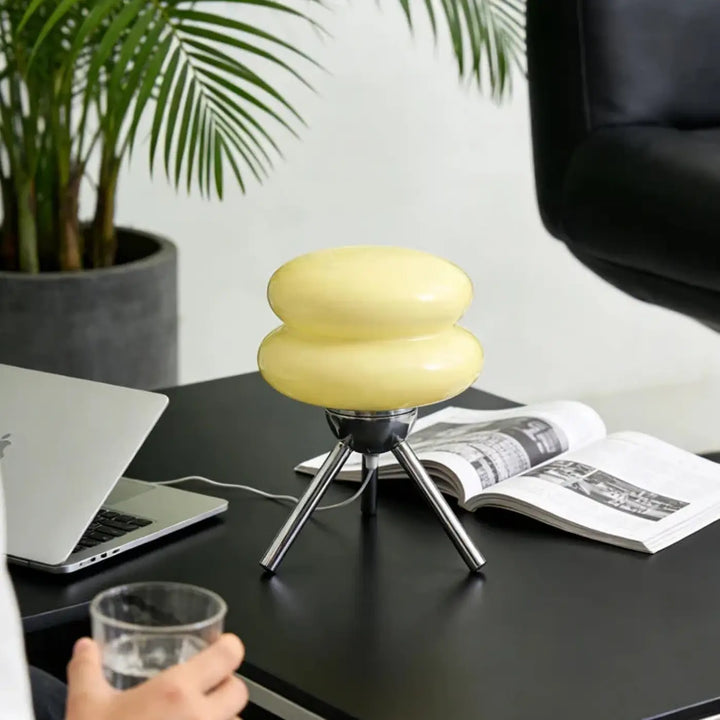 Lampe de chevet cremou plus qu’un éclairage avec design épuré en verre double couche jaune pâle et base trépied chrome