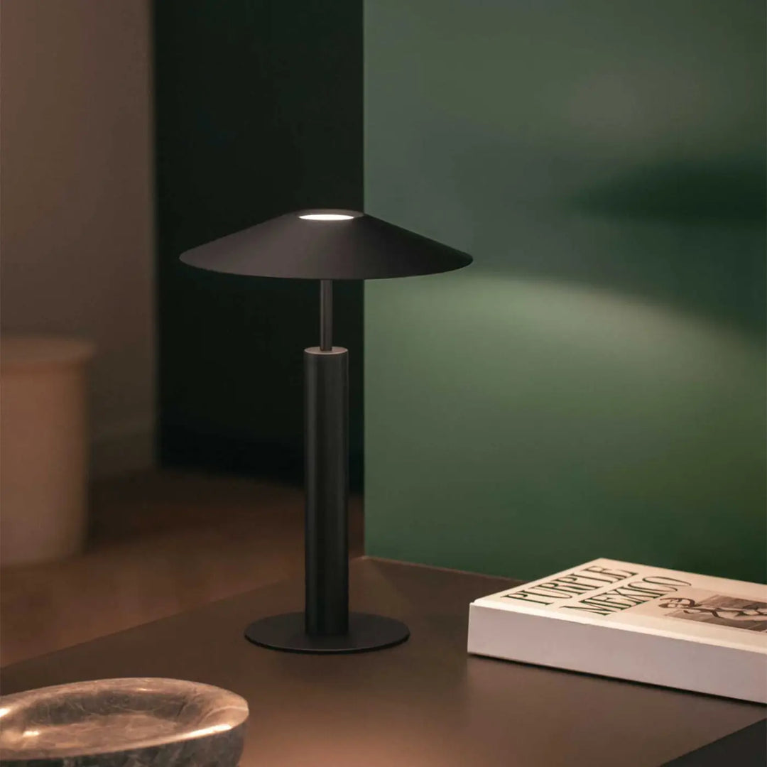 Lampe de table H noire mise en scène dans un intérieur #couleur_noir
