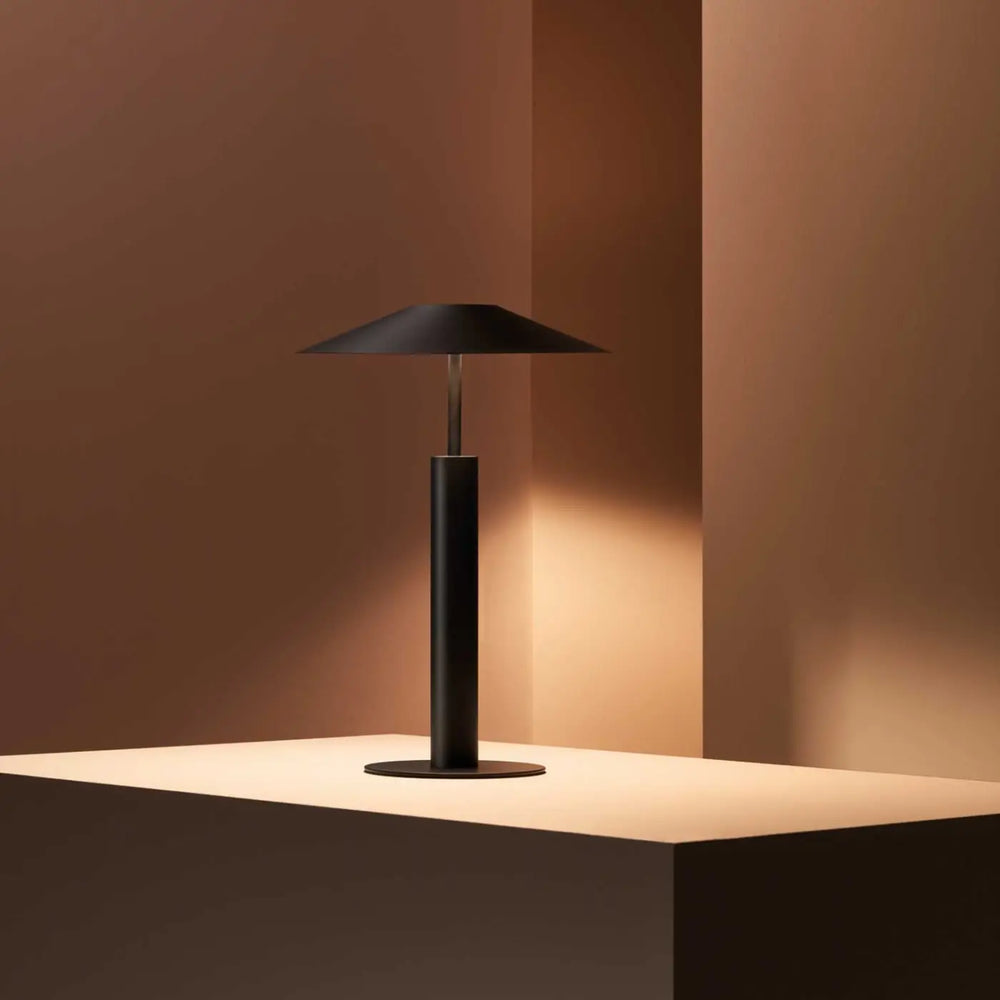 Lampe de chevet H noire dans un intérieur