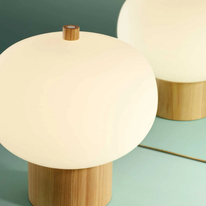 Lampe Ilargi en bois clair dans un intérieur #couleur_bois_clair