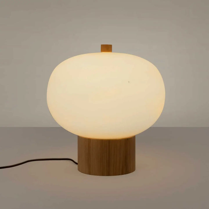 Détail de la lampe Ilargi en bois clair #couleur_bois_clair