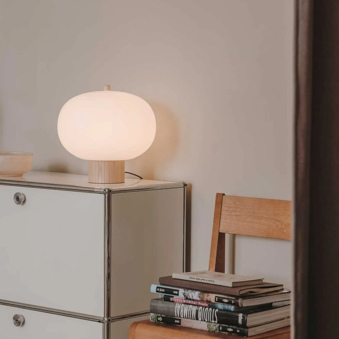 Lampe de chevet Ilargi en bois clair dans un intérieur #couleur_bois_clair