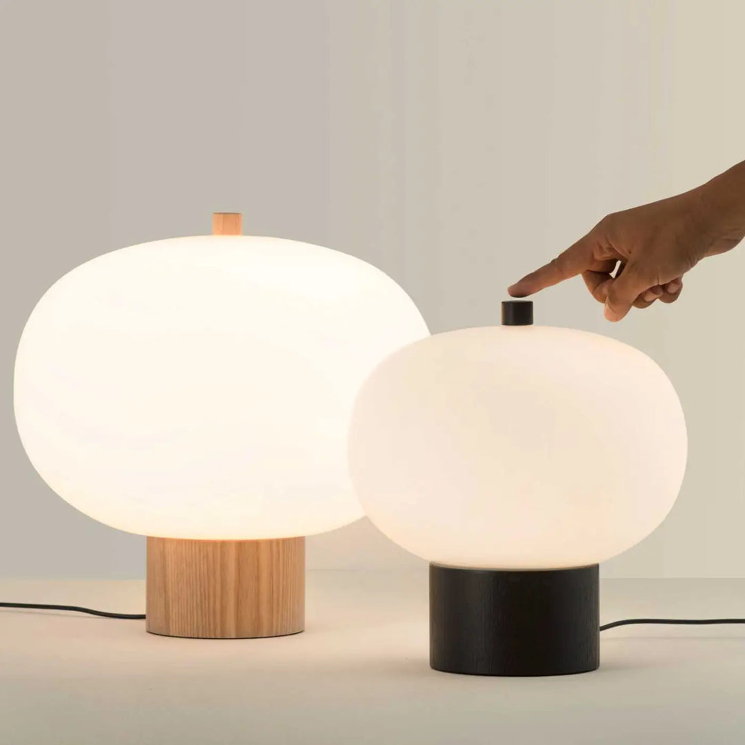 Détail de la lampe Ilargi en bois foncé #couleur_bois_fonce
