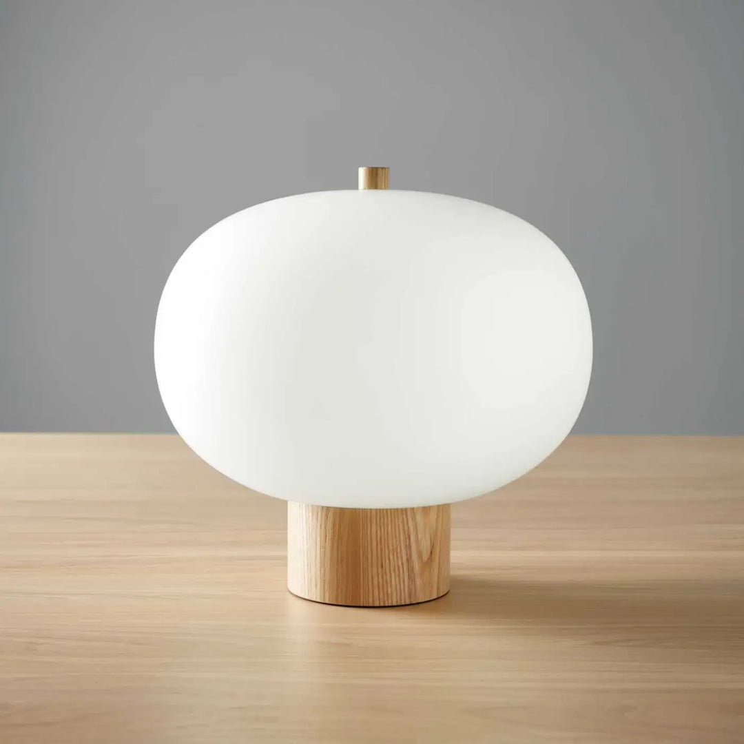 Lampe à poser Ilargi en bois clair dans un intérieur #couleur_bois_clair