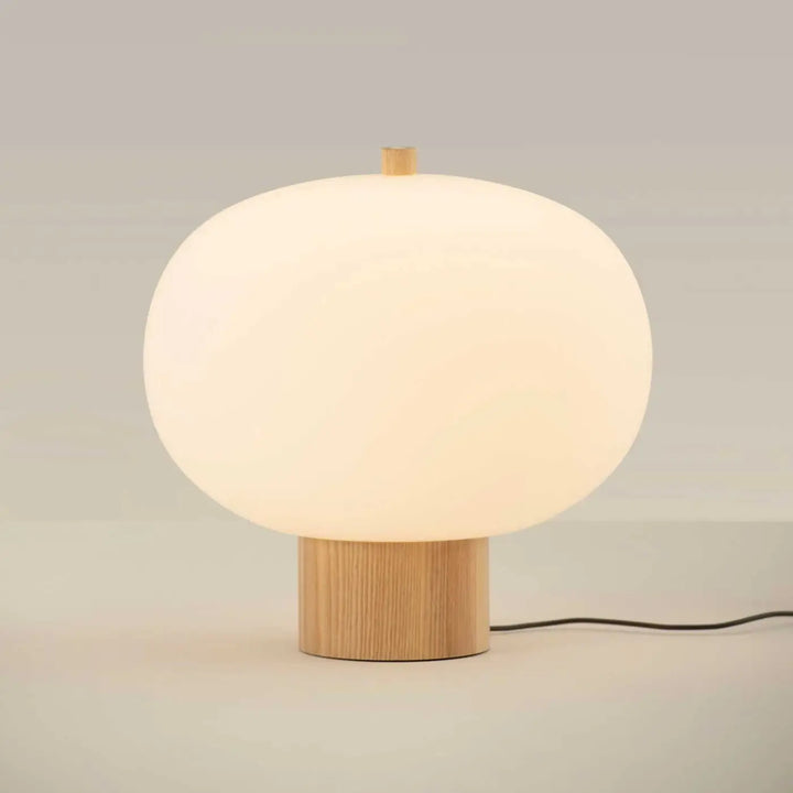 Lampe à poser Ilargi en verre soufflé sur socle en bois clair #couleur_bois_clair