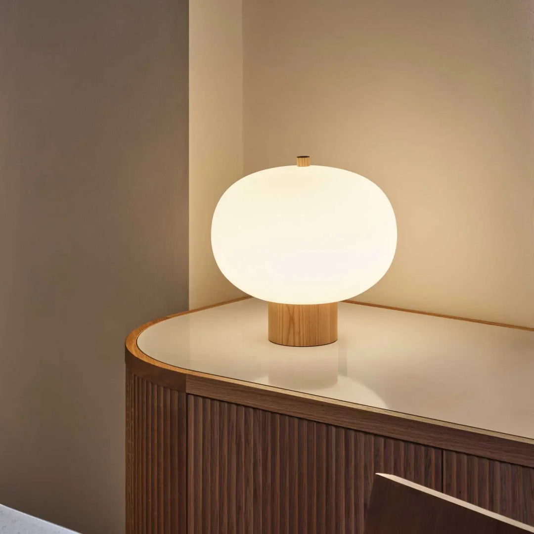 Lampe Ilargi à socle en bois clair dans un intérieur #couleur_bois_clair