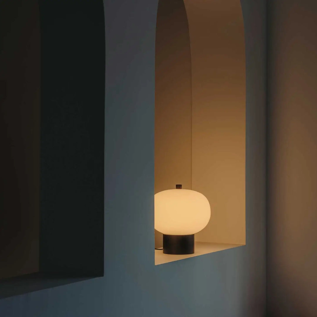 Lampe à poser Ilargi en bois foncé dans un intérieur #couleur_bois_fonce
