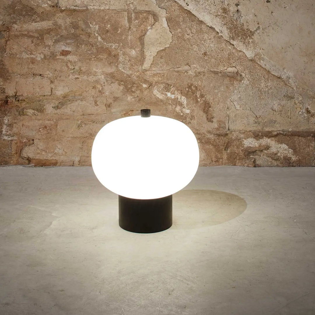Lampe de chevet Ilargi en verre soufflé et bois foncé dans un intérieur #couleur_bois_fonce