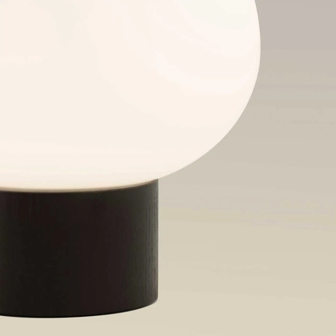Détail du socle de la lampe Ilargi en bois foncé #couleur_bois_fonce