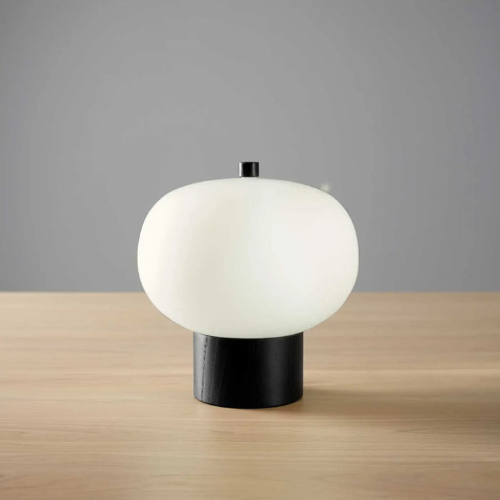 Lampe de chevet Ilargi en bois foncé dans un intérieur #couleur_bois_fonce