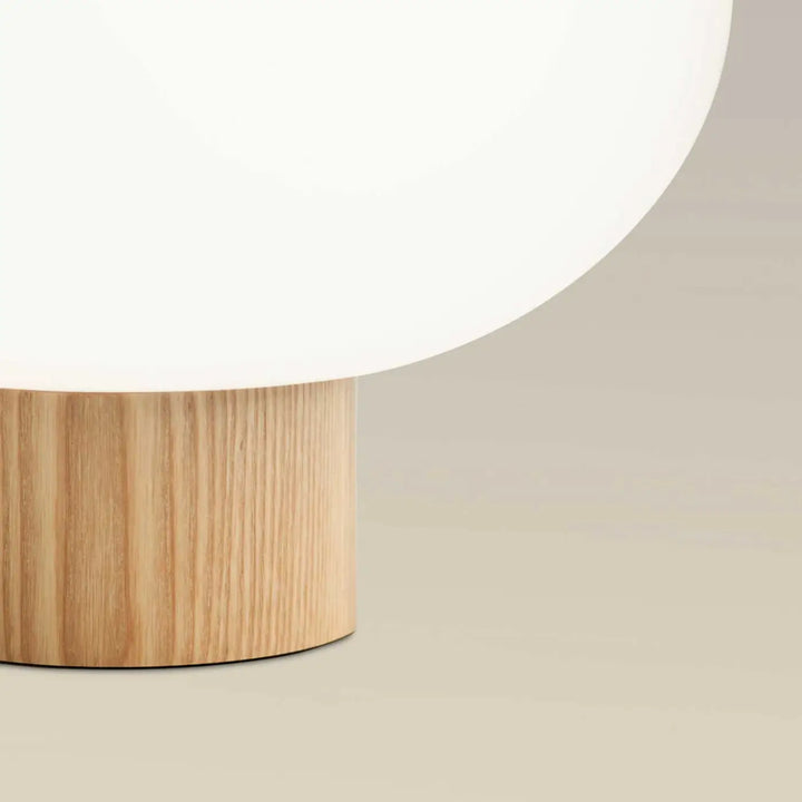 Détail de la lampe à poser Ilargi en bois clair #couleur_bois_clair