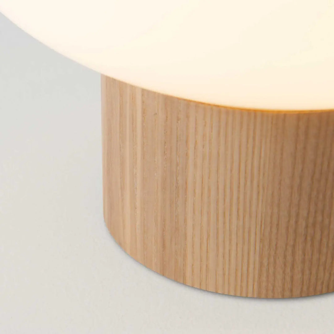 Détail du globe en verre de la lampe Ilargi en bois clair #couleur_bois_clair