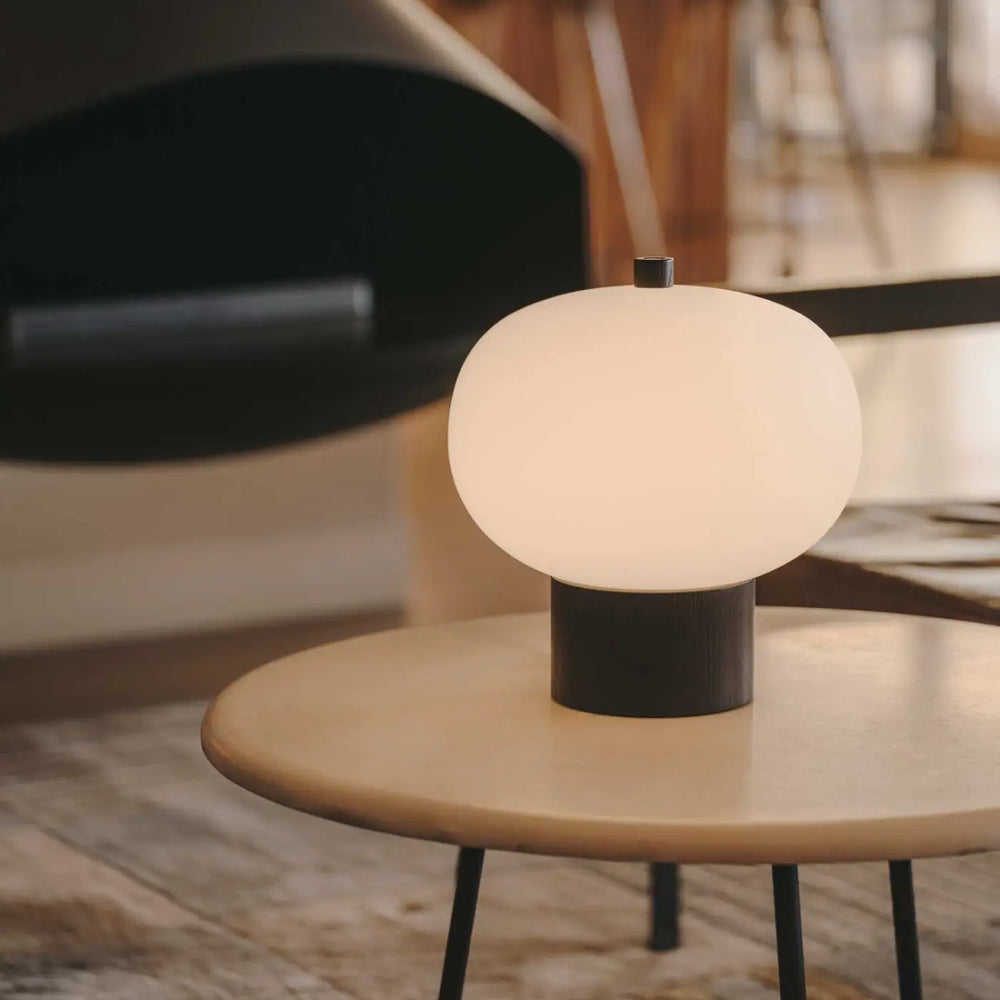 Lampe Ilargi en bois foncé dans un intérieur