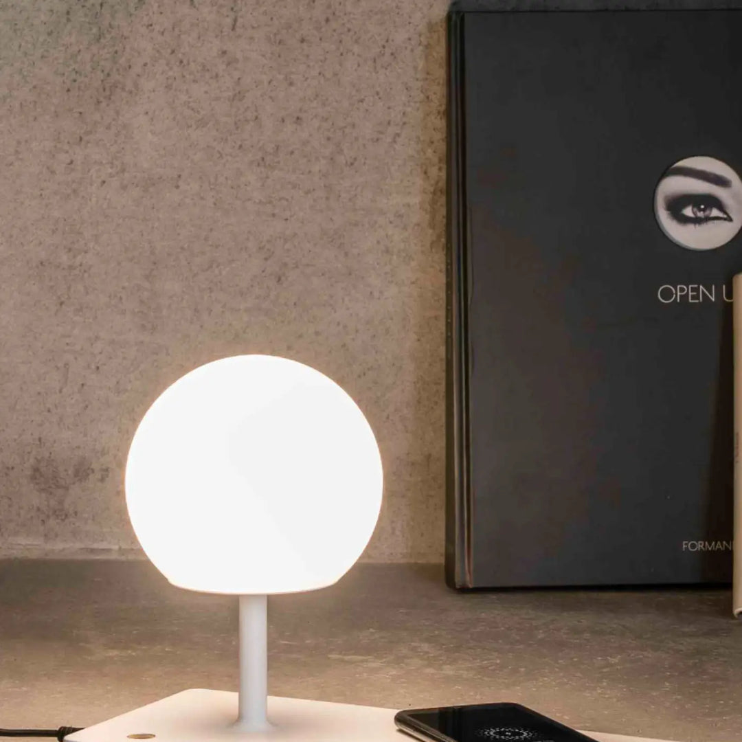 Lampe de chevet Niko blanche de Faro Barcelona en situation