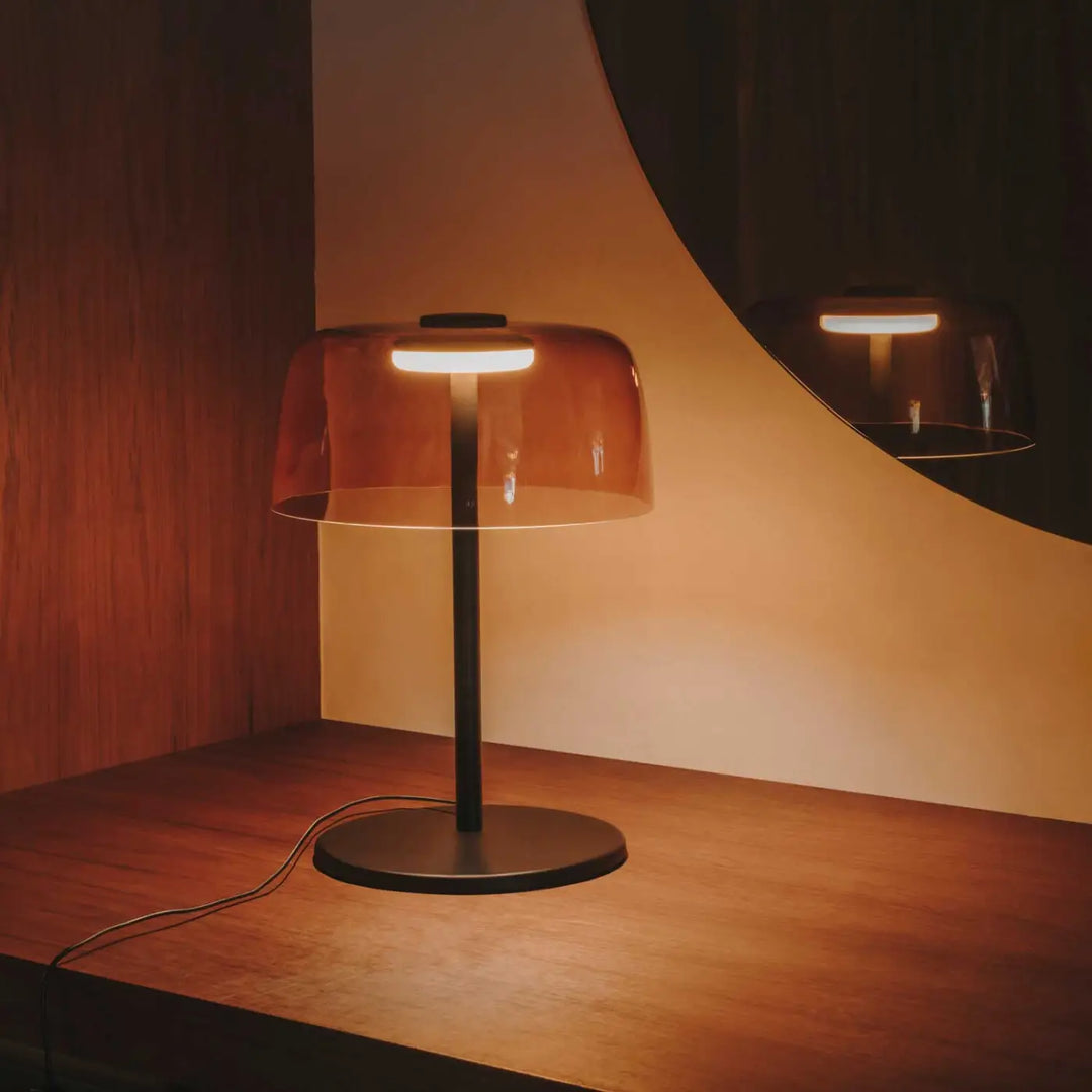Ambiance avec la lampe à poser Levels en verre ambré #couleur_orange
