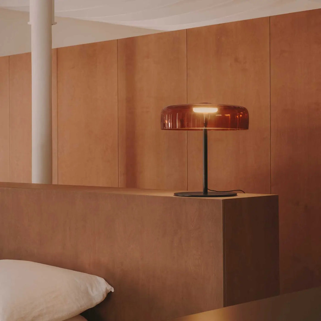 Lampe de chevet Levels en verre ambré dans une pièce de vie #couleur_orange