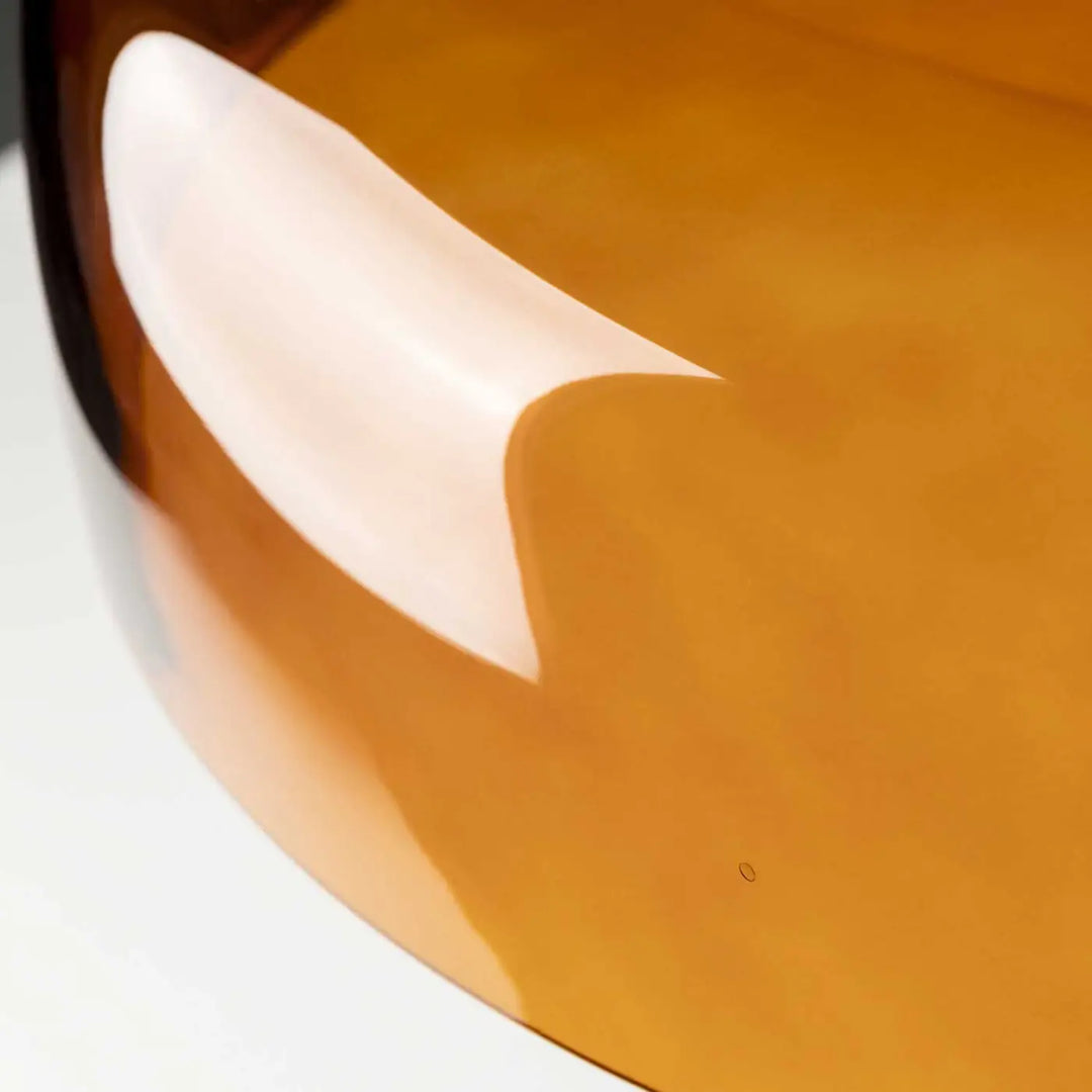 Détail de la lampe à poser Levels en verre ambré #couleur_orange