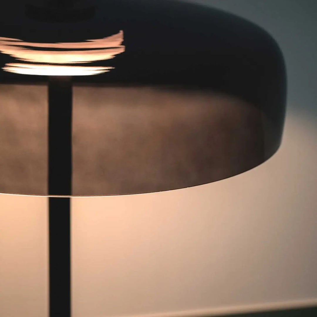Lampe Levels en verre fumé dans une pièce de vie #couleur_gris