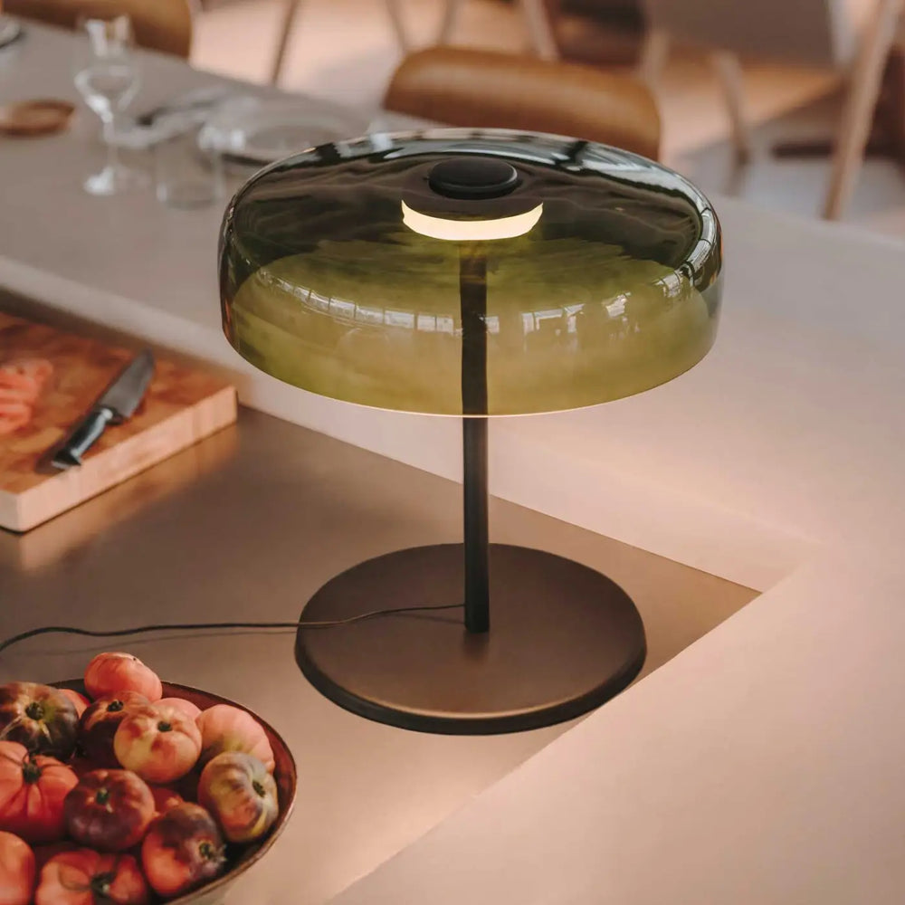 Lampe de chevet Levels en verre vert dans un intérieur