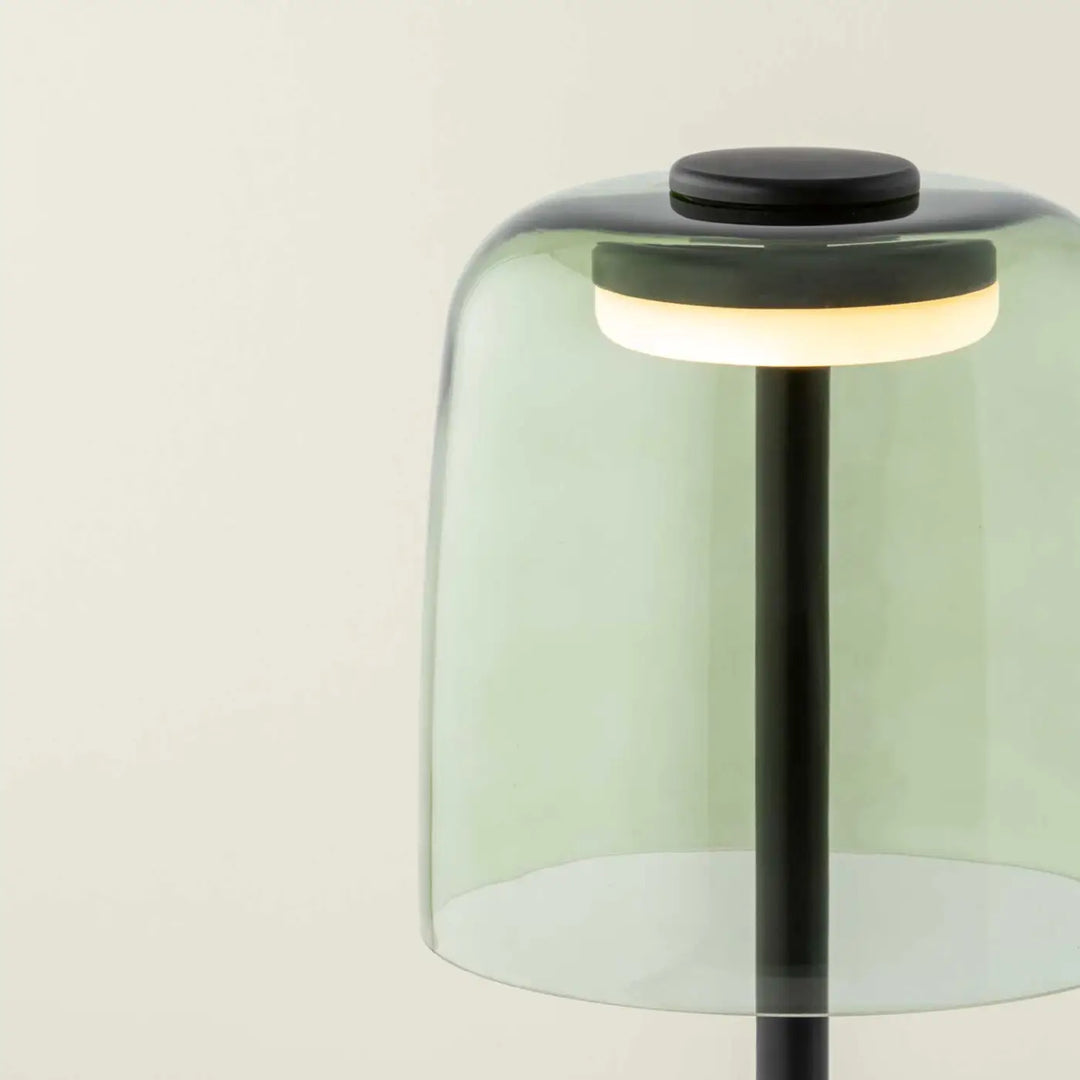 Détail de la lampe à poser Levels en verre vert #couleur_vert