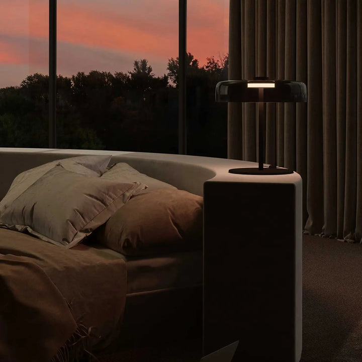 Ambiance avec la lampe de chevet Levels en verre fumé #couleur_gris