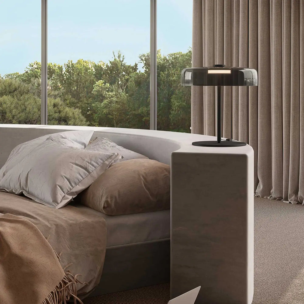 Lampe de chevet Levels en verre fumé dans un intérieur