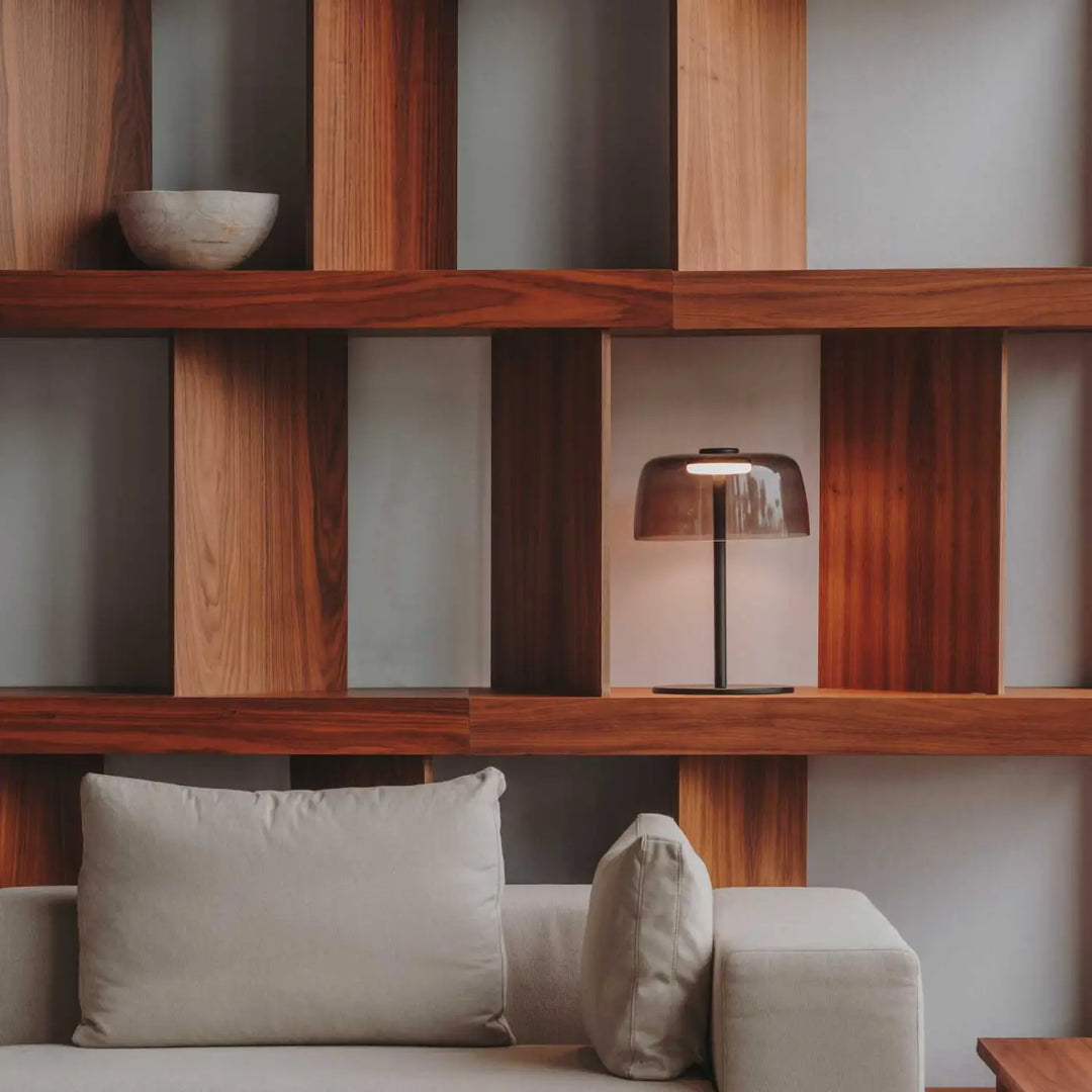 Lampe à poser Levels en verre fumé dans un intérieur #couleur_gris