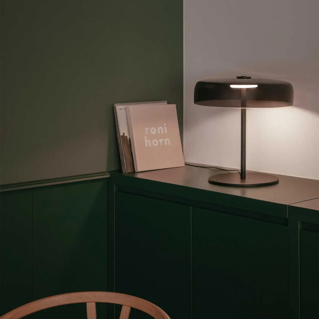 Lampe Levels en verre fumé et métal noir dans un intérieur #couleur_gris
