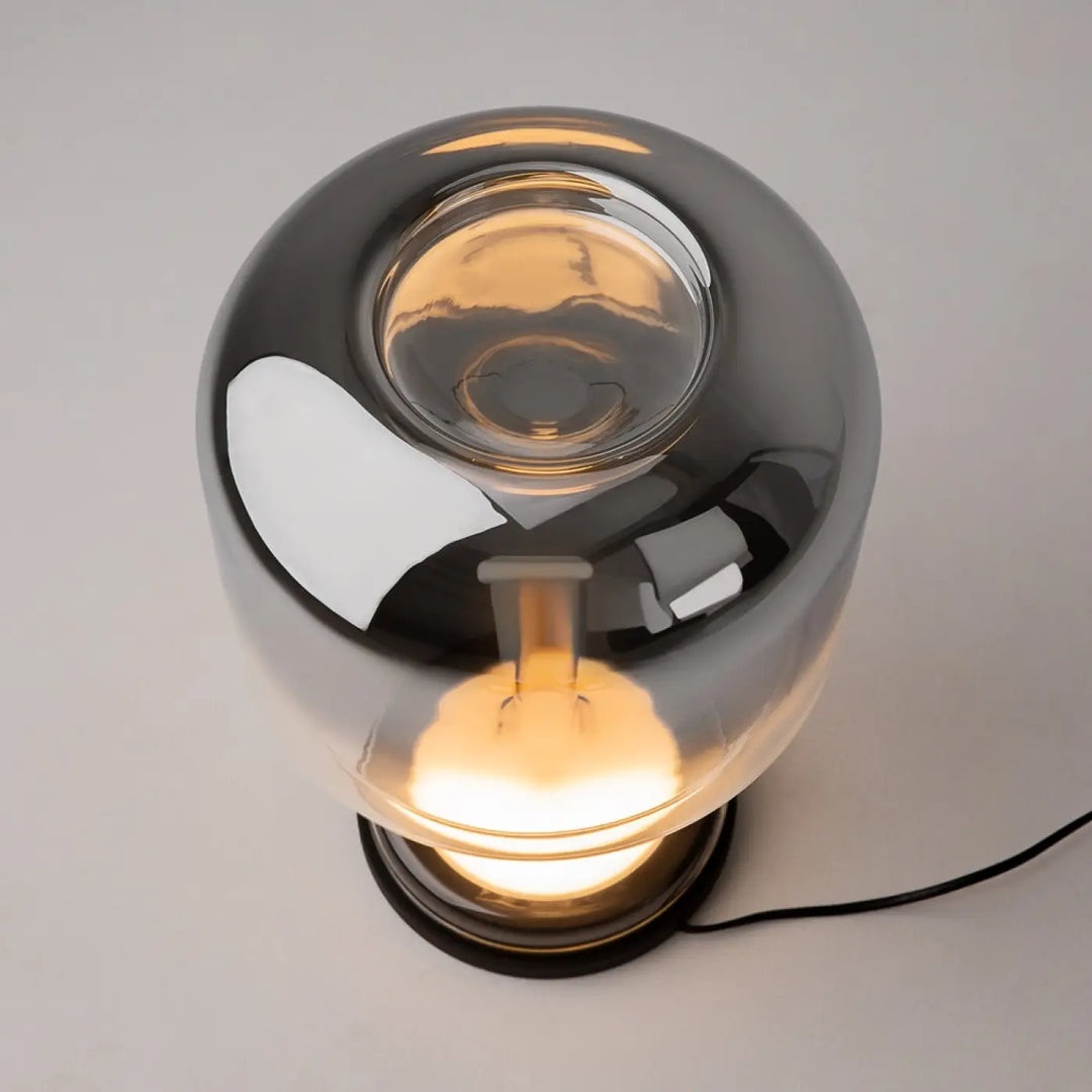 Lampe spirito avec verre gris fumé sphérique et socle vertical éclairée idéale comme lampe de chevet