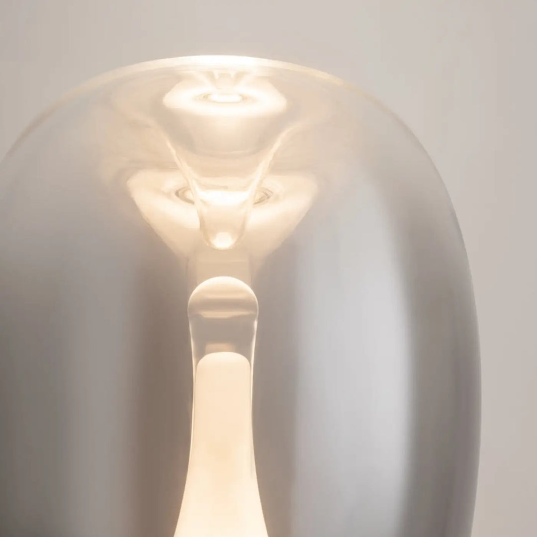 Lampe de chevet led splash en verre translucide avec led intégrée et design incurvé diffuse une lumière chaude