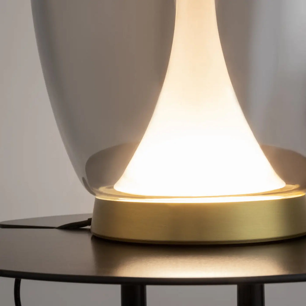 Lampe de chevet led splash avec abat-jour conique blanc lumineux et base en laiton poli avec led intégrée