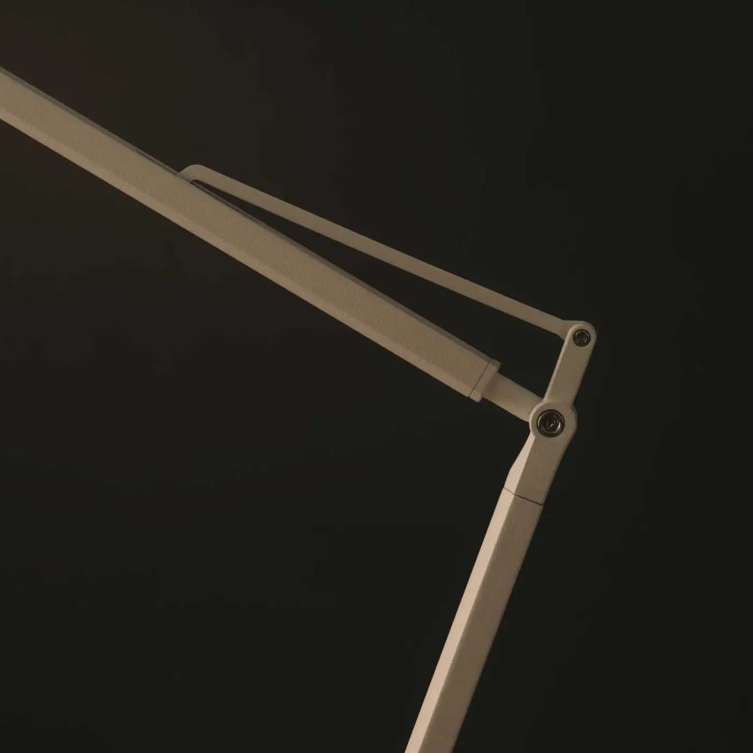 Lampe de chevet Maca blanche posée dans un intérieur #couleur_blanc