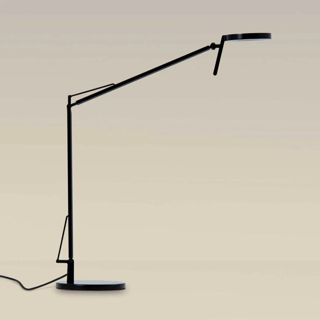 Gros plan sur la lampe de chevet Maca noire #couleur_noir