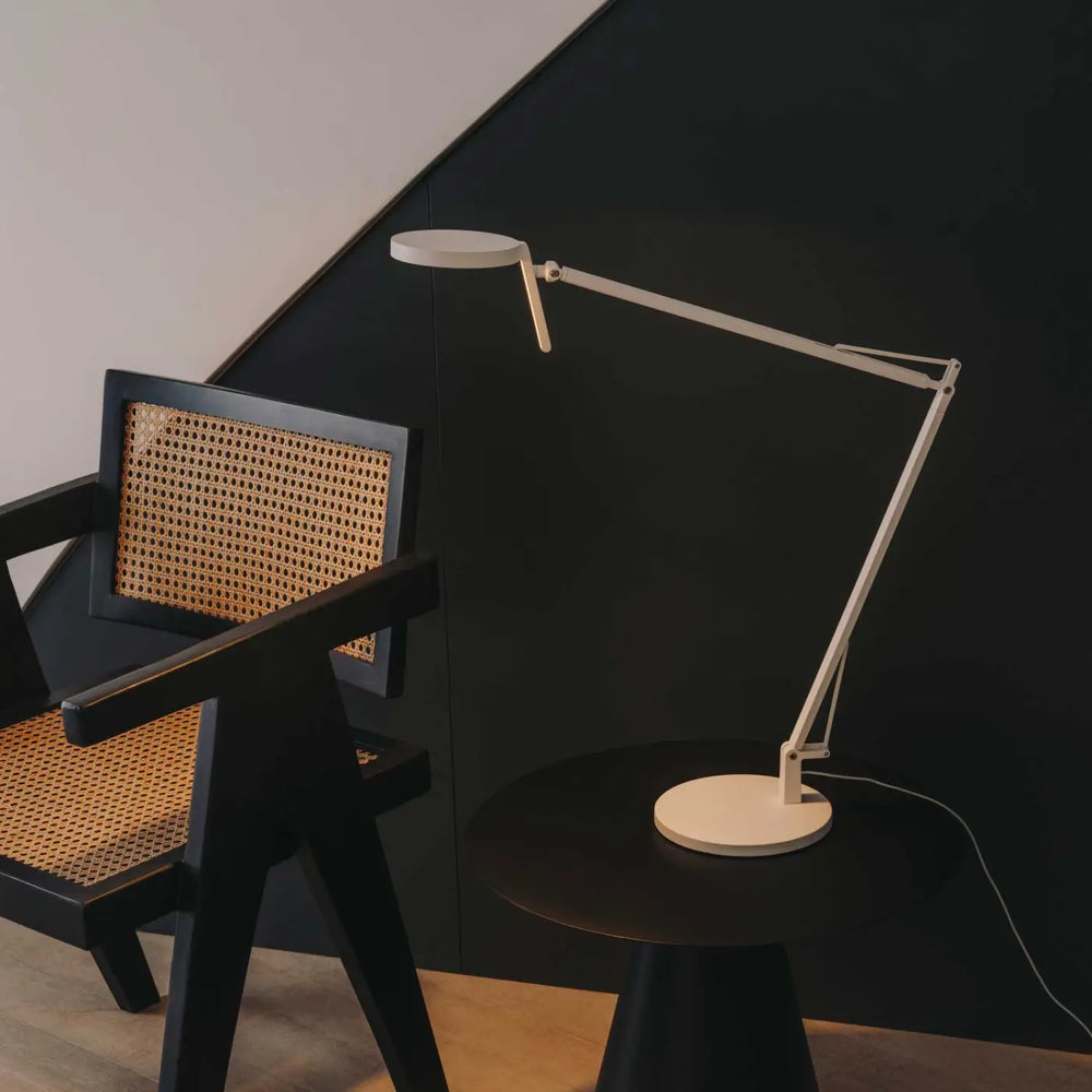 Lampe de chevet Maca blanche dans un intérieur