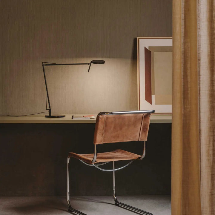 Lampe de chevet Maca en acier noir texturé dans un intérieur #couleur_noir