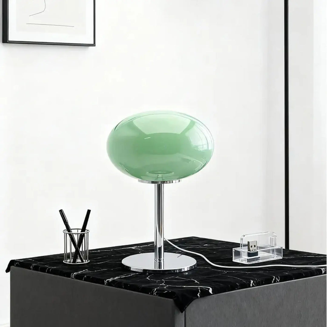 Lampe de chevet minimaliste globe en verre vert menthe avec base chrome poli pour une lumière devient plus qu’un simple éclairage