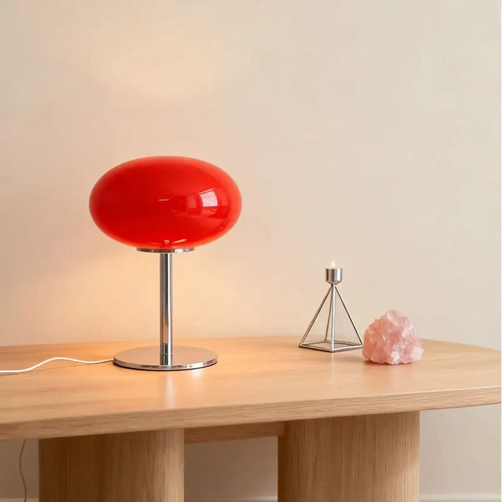 Lampe de chevet minimaliste en verre rouge brillant avec base chrome où la lumière devient plus qu’un simple éclairage
