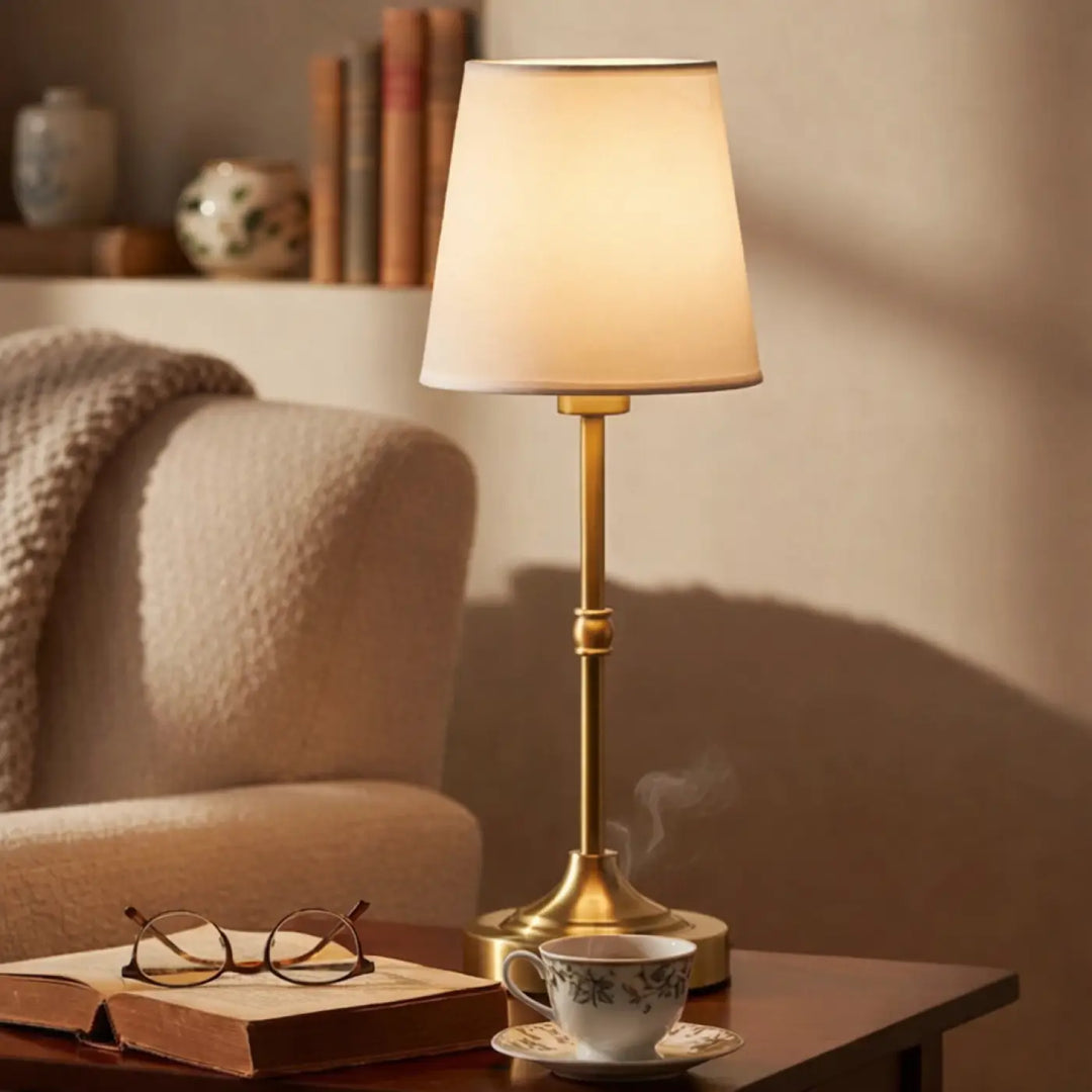 Lampe de chevet élégancia en laiton chaud avec abat-jour en tissu crème pour un design élégant et chevet contemporaine