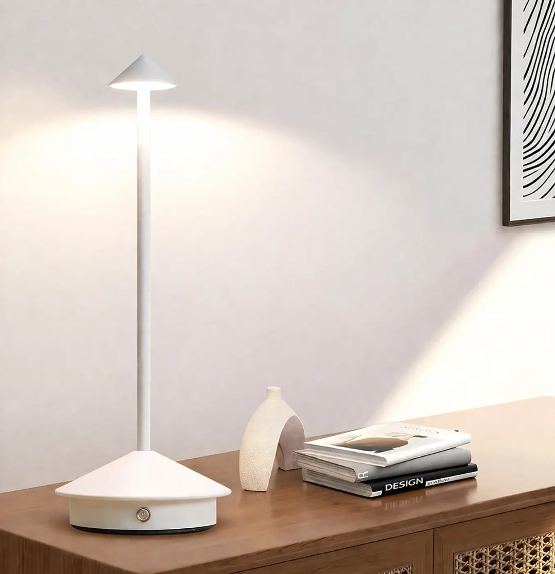Lampe de chevet selenia blanche avec abat-jour conique élégant et tige fine pour un style moderne chevet élégante